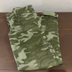 Ann Taylor LOFT woman’s size 6 camouflage greens modern skinny pants